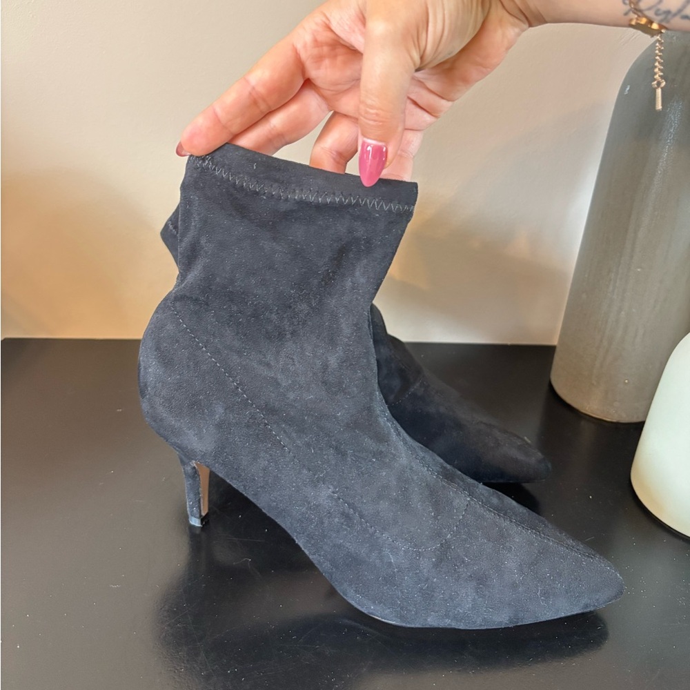 Sleek Black Heeled Boots with Pointed Toe